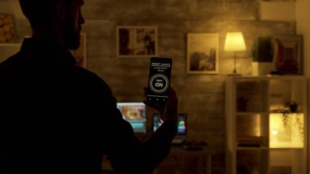 Smarte Lichtsteuerung per Smartphone für komfortable und flexible Beleuchtung in jedem Raum.