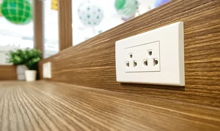 Steckdose auf Holz montieren