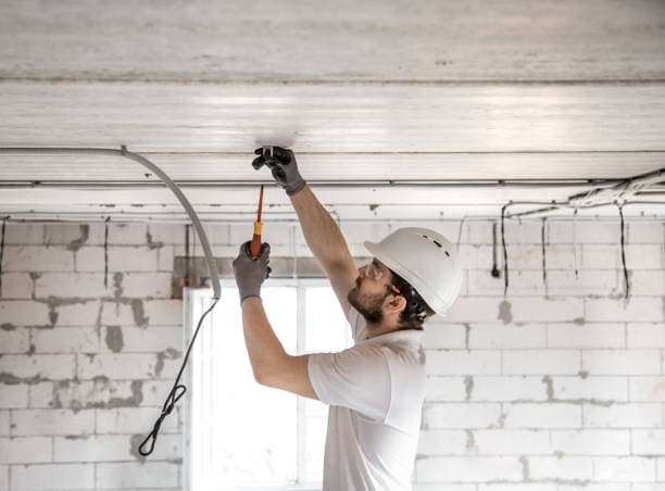 „Ein professioneller Elektriker erneuert die alte Elektroinstallation in einem Altbau sicher und fachgerecht.“