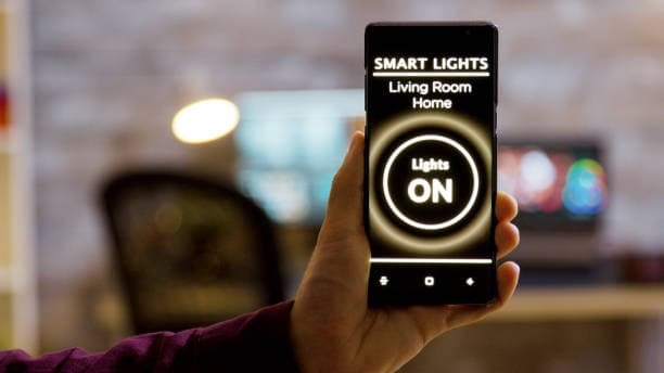 Moderne Smart-Home-Lichtsteuerung über das Smartphone für mehr Komfort und flexible Beleuchtung im Alltag.